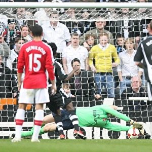 Arsenal goalkeeper Manuel Almunia save the Newcastle