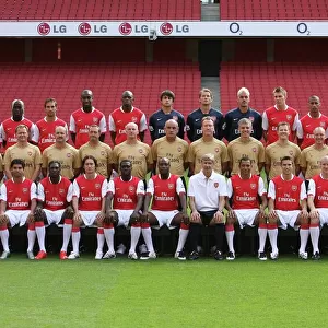 Soccer Collection: Arsenal First Team Squad Photo