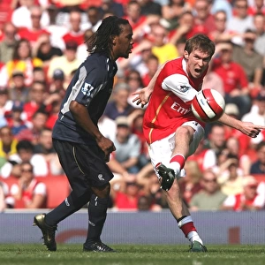 Arsenal's Hleb vs. Gardner: A Battle in Arsenal's 2-1 Win Over Bolton, FA Premiership, Emirates Stadium, London, 14/4/2007