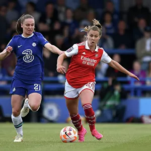 Battle for Possession: Niamh Charles vs. Victoria Pelova - Chelsea Women vs. Arsenal Women, FA Women's Super League (2022-23)