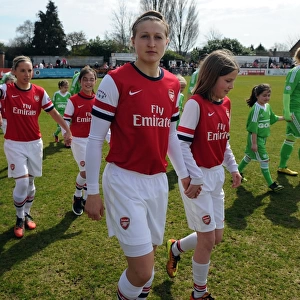 Ellen White (Arsenal) with a mascot before the match. Arsenal Ladies 0: 2 Wolfsburg