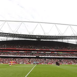 Honoring Terry Neill: A Minutes Applause at the Emirates Cup 2022