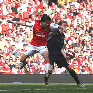Tomas Rosicky breaks past Nicky Hunt to score the 1st Arsenal goal