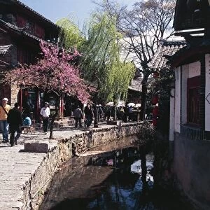 China, Yunnan, Lijiang Naxizu Zizhixian, Old City, capital of Naxi Kingdom, road by canal