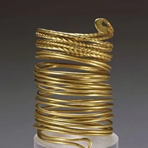 Gold clasp for braids in shape of spiral, from Mati, Albania