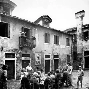 Italy, venice, the game of bingo in the courtyard, 1962
