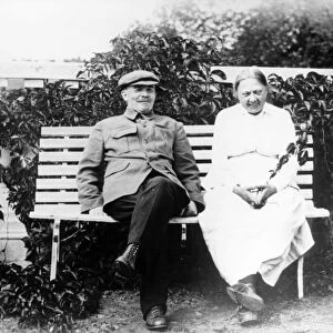 Lenin and krupskaya at gorki, moscow region, in august 1922