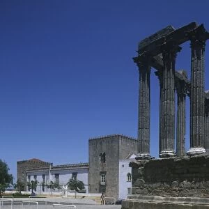 Portugal, Alentejo Region, Alto Alentejo, Evora, Roman temple of Diana, Palace of Dukes of Cadaval in background