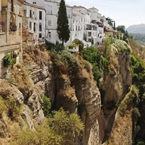 Spain, Andalucia, Pueblos Blancos, row of houses built on top of cliff overlooking edge