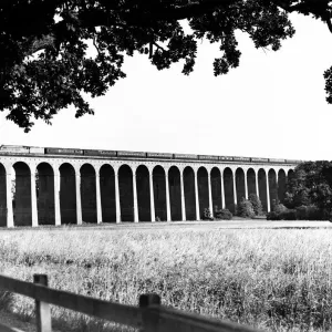 El tren bala Flying Scotsman cruzando el Viaducto Digswel. El tren bala Flying Scotsman cruzando el Viaducto Digswel.
