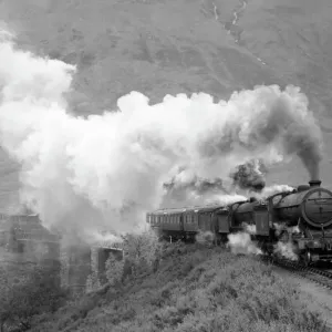Photographie de Cyril Herbert montrant une locomotive à vapeur tirant un train express en. Photographie de Cyril Herbert montrant une locomotive à vapeur tirant un train express en.