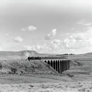 Les trains à vapeur passant au-dessus du viaduc de Ribblehead, ligne Settle et Carlisle, c 1958. Les trains à vapeur passant au-dessus du viaduc de Ribblehead, ligne Settle et Carlisle, c 1958.