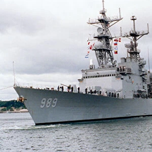 Destroyer USS Deyo arriving in port
