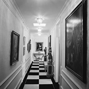 Paintings and statues in corridor