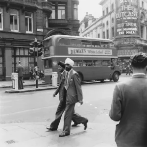 What Makes Piccadilly Print, 1953 London Street Scene