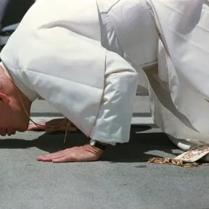 New Zealand-Pope Kisses the Ground