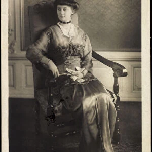 Ak Grand Duchess Marie Adelheid of Luxembourg, seat portrait, gloves (b / w photo)