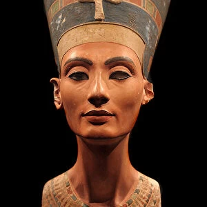 Antiquite egyptienne : buste de Nefertiti (1353-1336 av JC), epouse du pharaon Amenophis IV Akhenaton (Nefertiti Bust) - Sculpture polychrome en calcaire, vers 1350 avant JC - Staatliche Museen, Berlin (Allemagne)