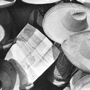 Campesinos reading El Machete, Mexico City, 1929 (b / w photo)