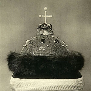 Chapeau de Monomach (Monomaque) (aussi appele bonnet ou diademe ou beret), couronne du 12eme siecle utilisee pour le sacre des tsars russes jusqu a Pierre 1er le grand. Photogravure de Scherer, Nabholz & Co. avant 1884