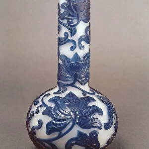 Chinese blue and white cameo glass bottle, Ch ien Lung period (1736-95)