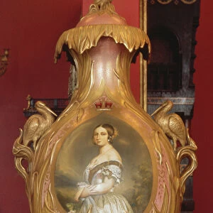 Commemorative vase with a portrait of Queen Victoria, 1851 (ceramic)