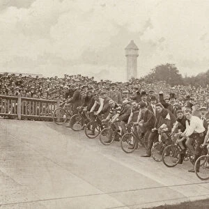 Cycle racing at the Cycle racing at the Crystal Palace (b / w photo)