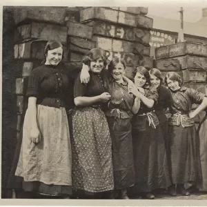 Dundee factory girls, c. 1910 (b / w photo)