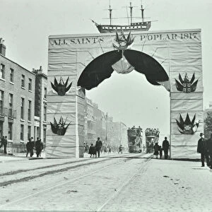 East India Dock Road: temporary archway, Victoria Diamond Jubilee, 1897 (b / w photo)