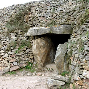 Entrance to the passage grave, discovered 1825 (photo)