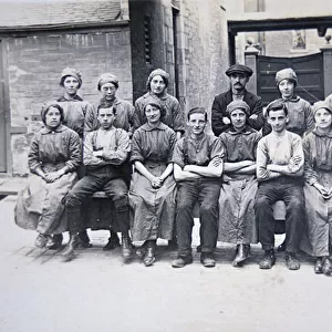 Female workers at the Woolwich Arsenal, London (b / w photo)