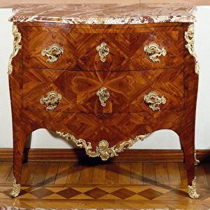 Furniture: small chest of drawers made of cedar wood. c. 1735-1745 (photography)