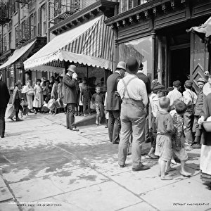 Giving out free ice in Mulberry Street, New York, c. 1900 (b / w photo)