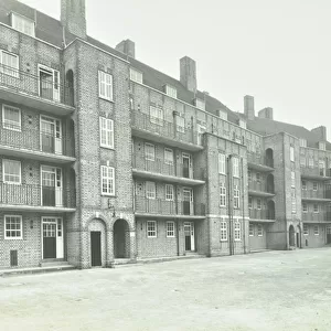 Hughes Fields Estate: Hawkins House, London, 1928 (b / w photo)