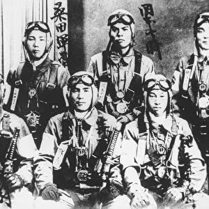Japanese Kamikaze pilots holding samurai swords, 1944-45 (b / w photo)