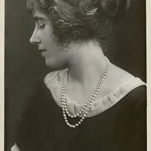 Lady Elizabeth Bowes-Lyon (b / w photo)