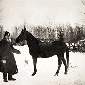 Leon Tolstoi (1828-1910) avec un cheval dans son domaine de Iasnaia Poliana (Russie). Photographie a l albumine de Sophia Andreevna Tolstaya (1844-1919), vers 1900. State Museum The Tolstoys Estate Iasnaia Poliana (Russie)