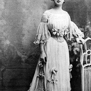 Mademoiselle Regnier in an outfit by Jacques Doucet, 1903 (b / w photo)