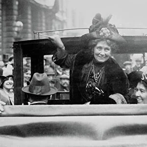Mrs Pankhurst leaves Bow Street with her daughter Christabel after being granted bail, 1912 (b/w photo)