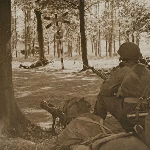 A paratrooper armed with a PIAT covers a road at Arnhem, 1944 (b / w photo)