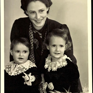 Photo Ak Dorothea of Bavaria with her two children (b / w photo)