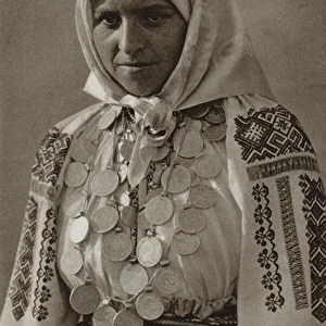 Romania: Rusu-Bargaului, Peasant woman (b / w photo)