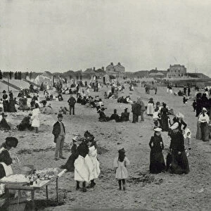 Walton-on-the-Naze, Scene on the Beach (b / w photo)