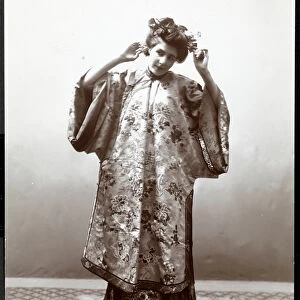 A woman modeling a Japanese kimono, New York, 1904 (silver gelatin print)