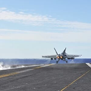 An F / A-18E Super Hornet launches from the flight deck of USS George Washington