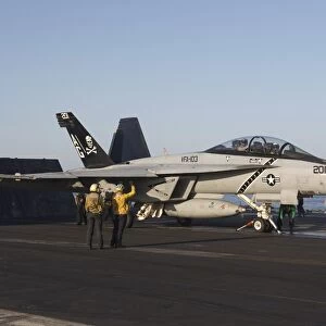 An F / A-18F Super Hornet during flight operations on USS Dwight D. Eisenhower