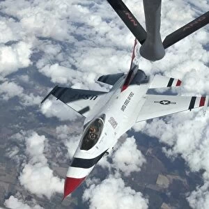 A KC-135 Stratotanker refuels an Air Force Thunderbird