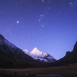 Starry sky at the break of dawn over Mt. Jampayang in China