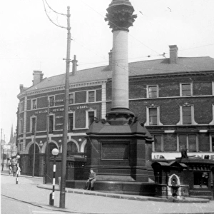 Crimean Monument and drinking fountain, Moorhead, Nelson Hotel, in background, 1959