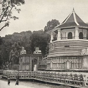 Der Tempel des Hiligen Zahnes Buddhas in Kandy (im Vordergrund der achteckige Bau Pattiripuwa), 19